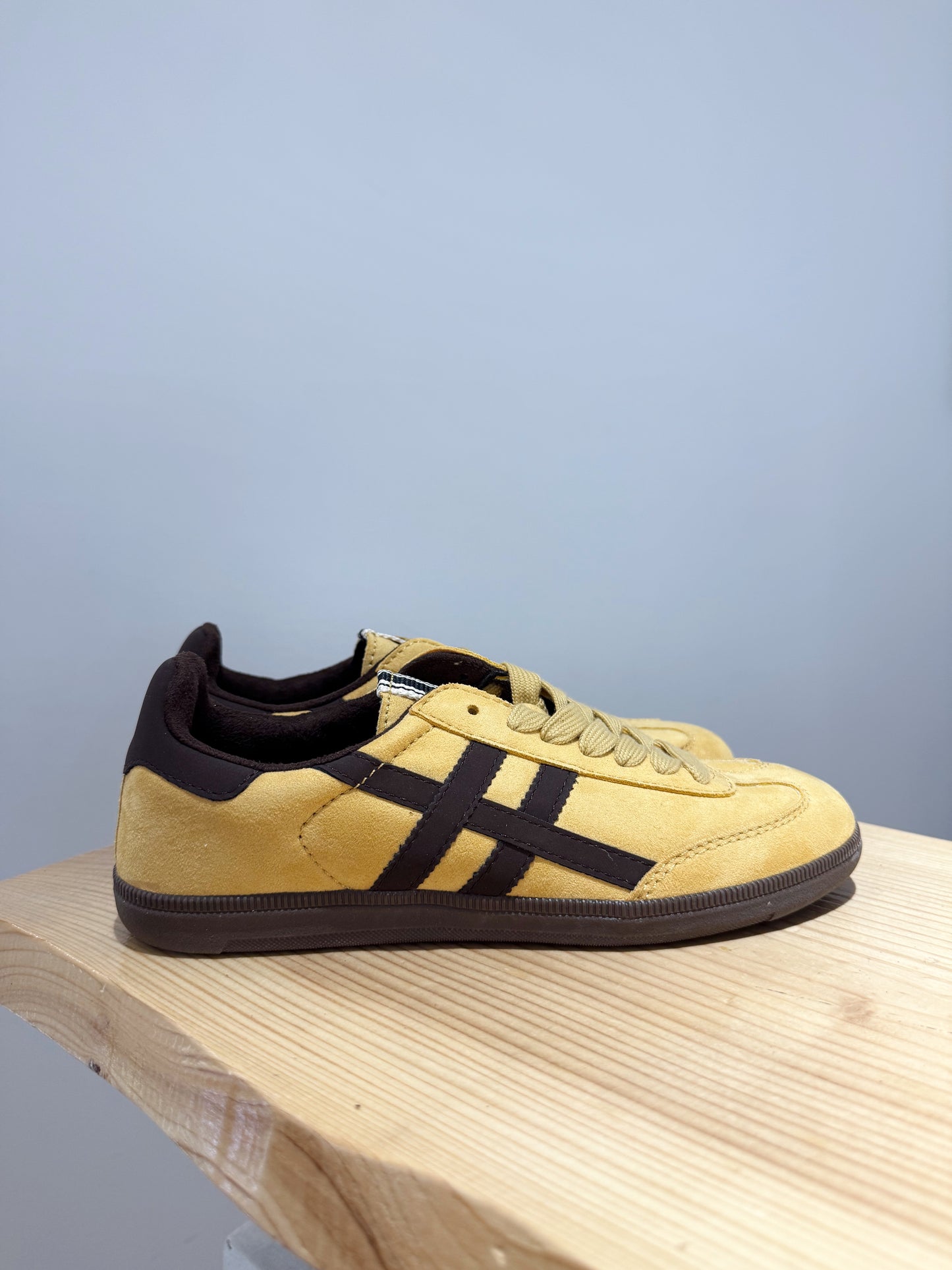 Zapatilla Mostaza