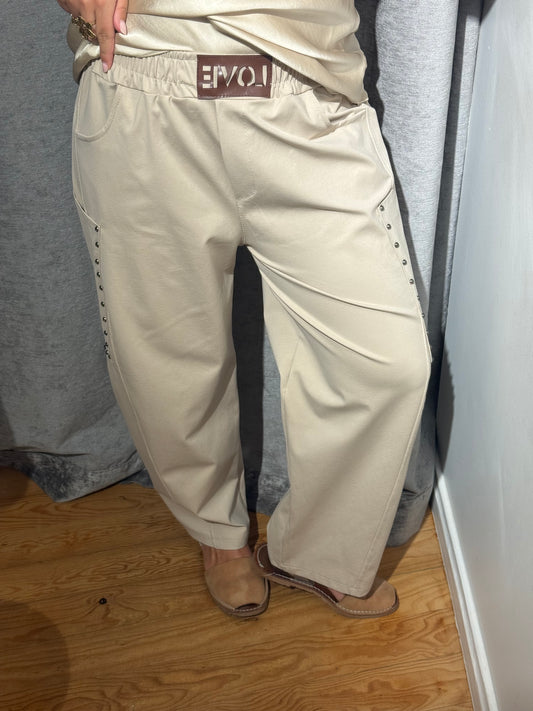 Pantalón Comfy Tachuelas