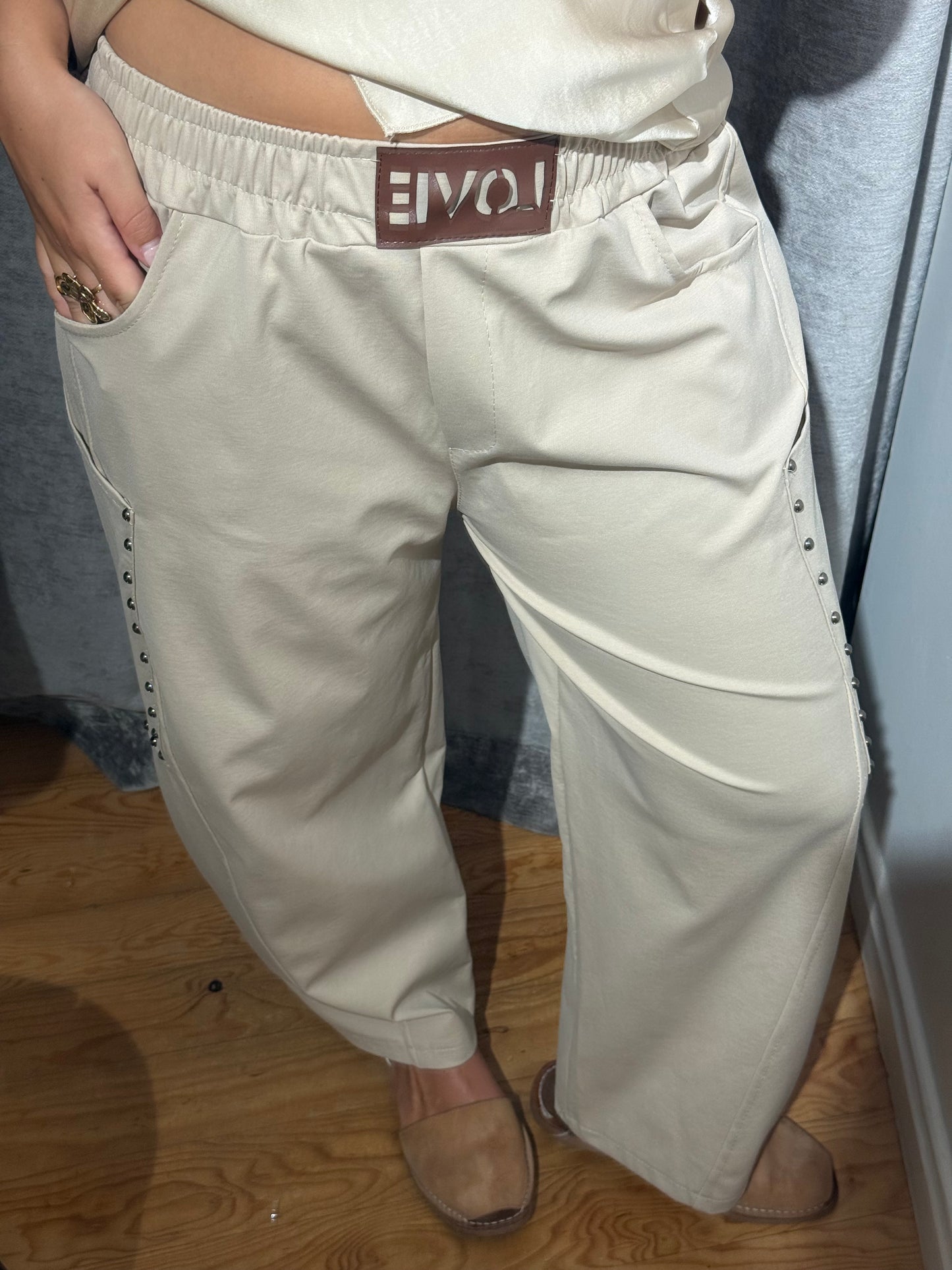 Pantalón Comfy Tachuelas