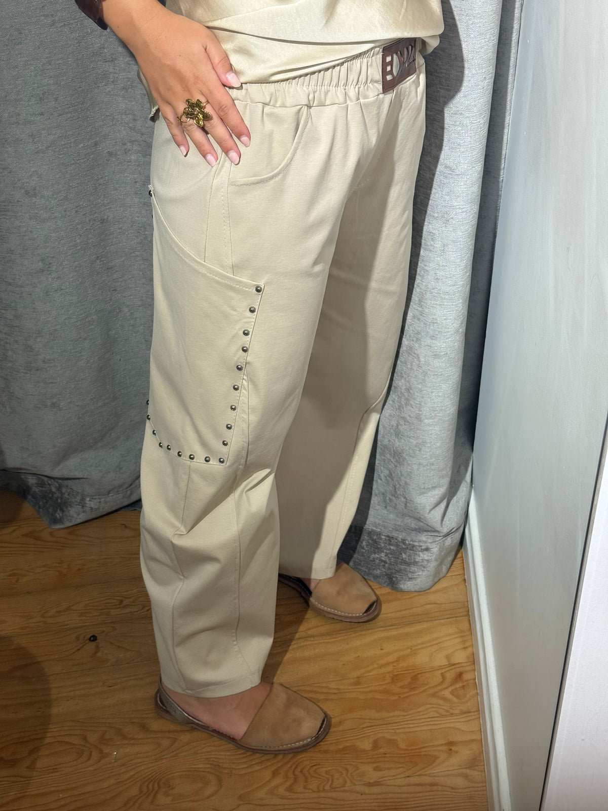 Pantalón Comfy Tachuelas