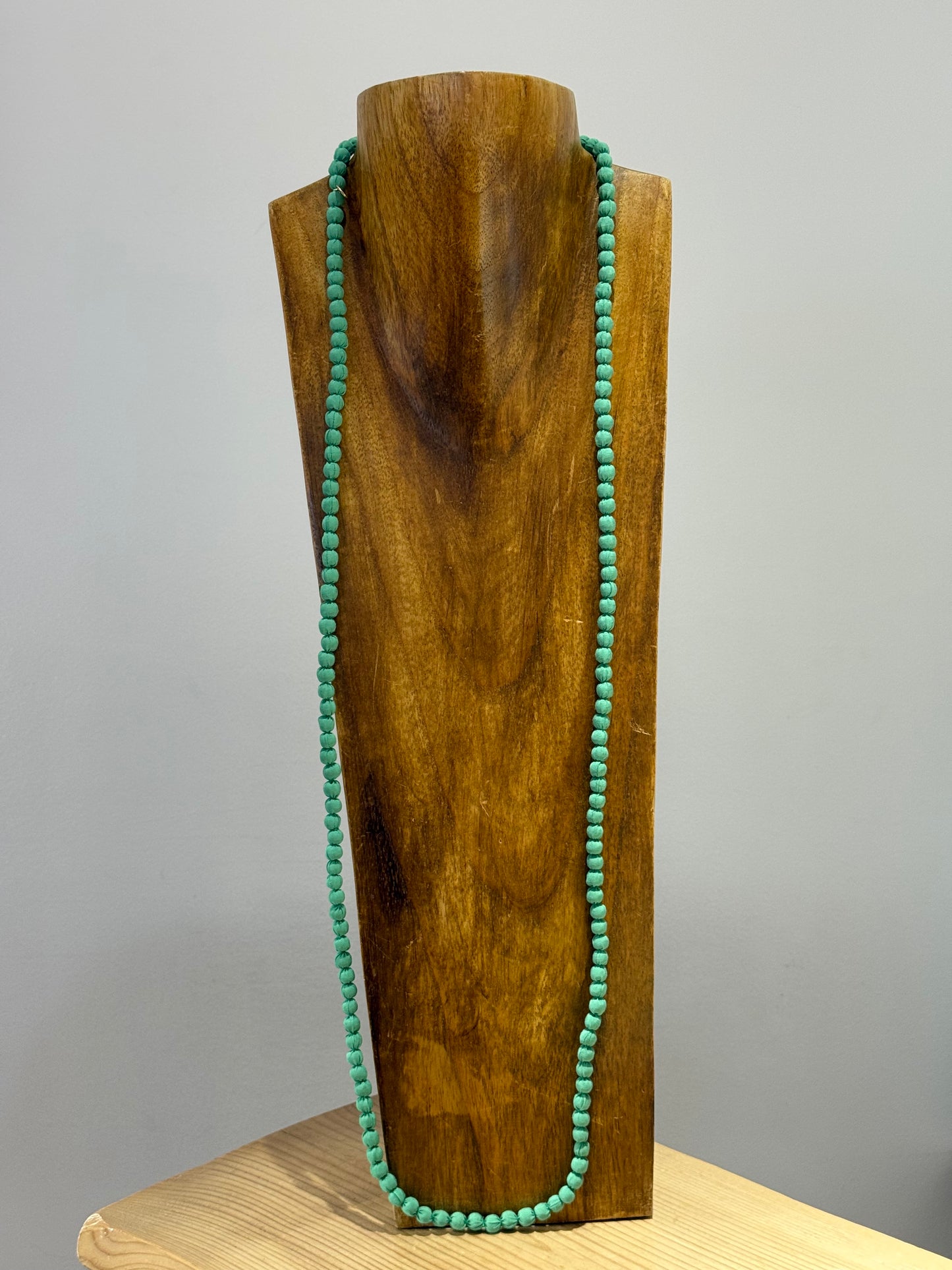 Collar Bolas Seda